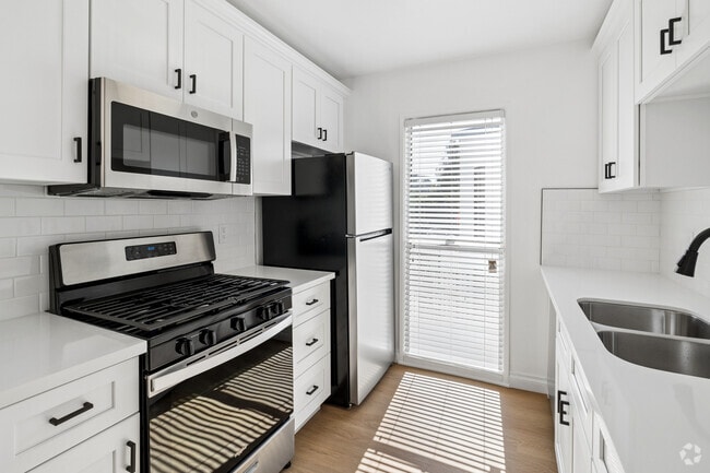 1BR, 1BA - 600SF - Kitchen