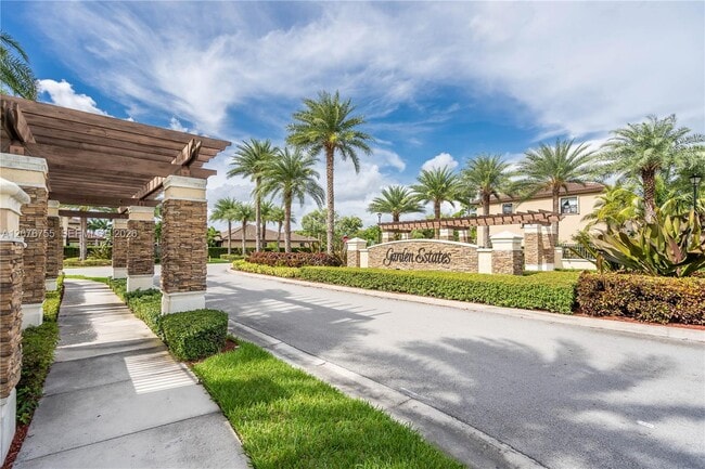 Southwest 119th Lane, Miami, FL 33196 - 3 BR 2.5 BA townhouse