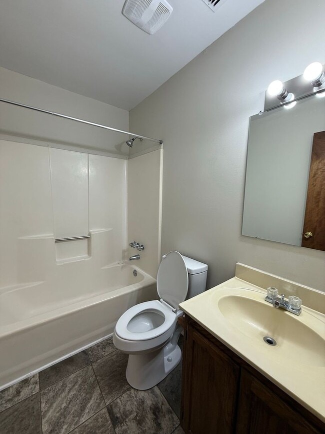 Photo - 2 bedroom, 1 bath Duplex