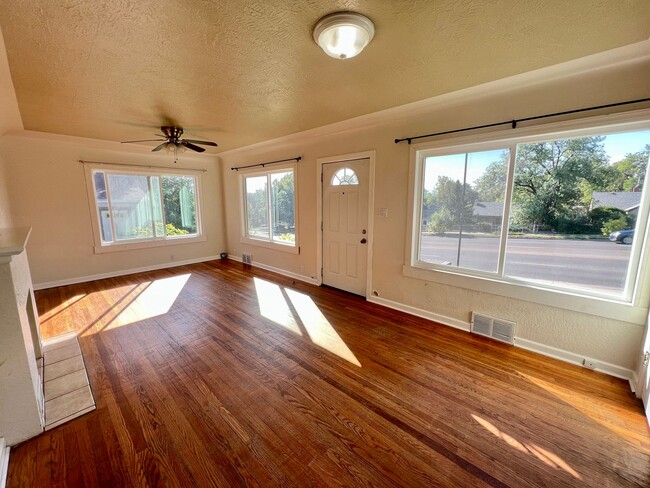 221 1/2-617 1/2 Grand Ave Unit 617 Grand Ave