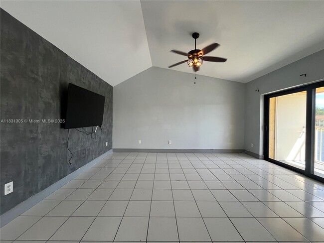 Photo - 450 NW 214th St Unidad 205