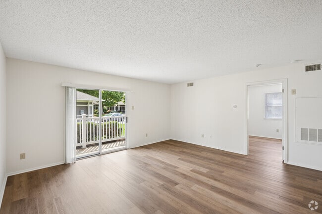 2BR, 2BA - 1,000SF - Living Room - Briarwood Meadows