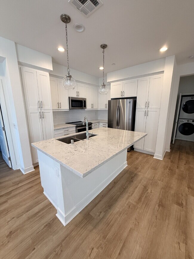 $4,100 - 3 Bed/ 3 Bath Modern Townhome in Santee