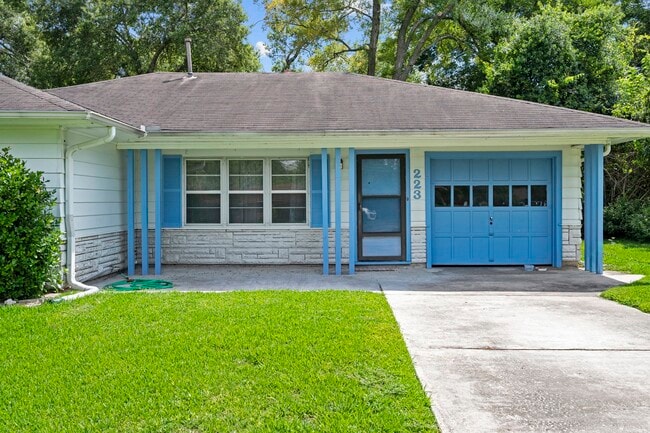 Photo - 223 Wildwood St