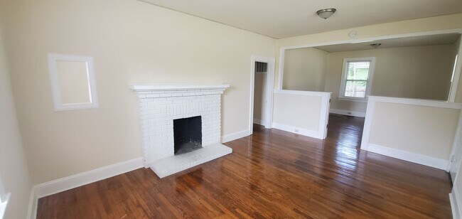 Photo - Lovely 2 Bedroom with a Large Yard!