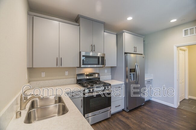 Photo - 20 Esfahan Dr