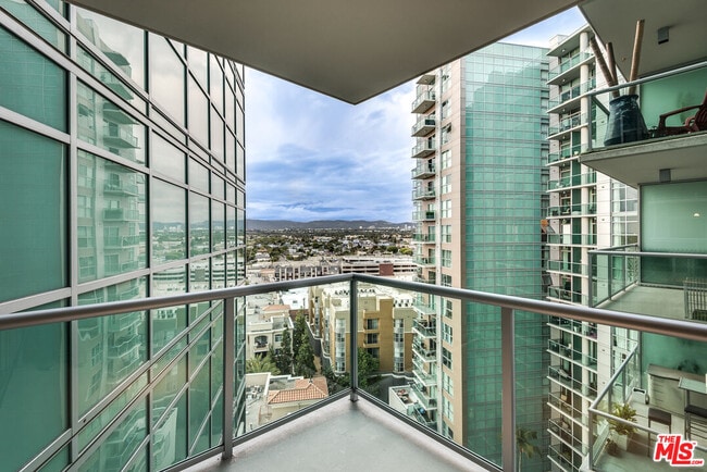 Photo - 13700 Marina Pointe Dr Unidad PH1905