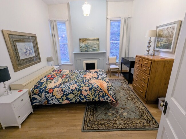 El dormitorio 2 mide aproximadamente 14'x12', por lo que es muy espacioso, y además cuenta con muchos cajones para guardar cosas. - 1816 W Grace St Unidad A