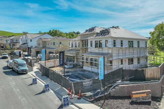 Edificios aún en construcción - Diamond Canyon