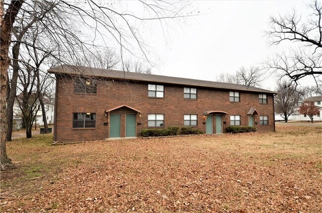 Building Photo - 250 N Madison St Unit c