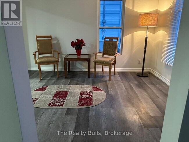 Photo - 18 Forks Rd E