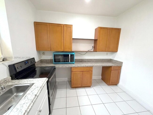 Building Photo - 601 NE 180th St Unit B