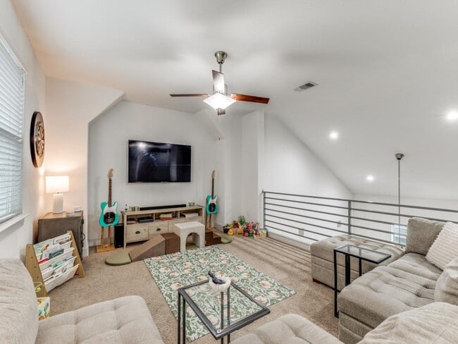 Photo - 2204 Montague St