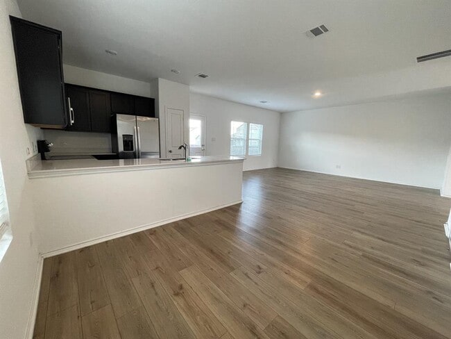 Photo - 100 Tugboat Annie Wy