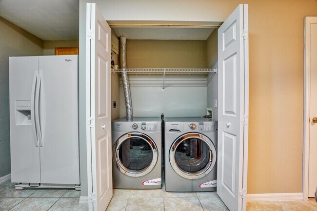 Photo - Beautiful Condo in Brighton Park! Move in ... Unit 707