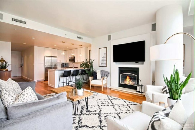 Building Photo - 10650 NE 9th Pl Unit 925