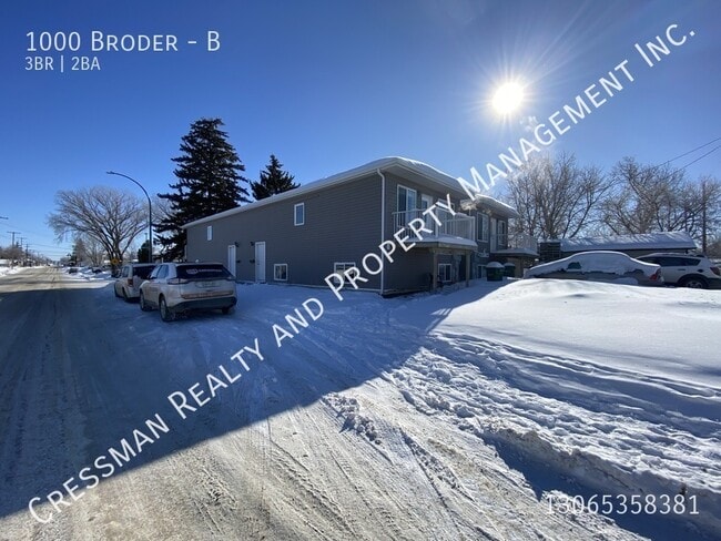 Building Photo - 3 bed, 1.5 bath townhouse Unit B