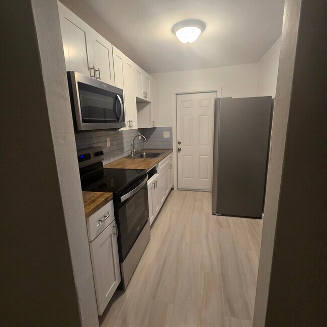Building Photo - 1720 NE 62nd St Unit 4 Rental
