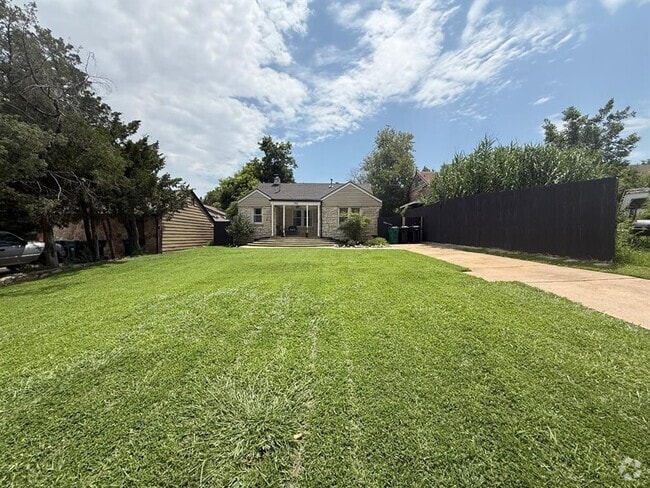 Building Photo - 1702 NW 38th St Rental