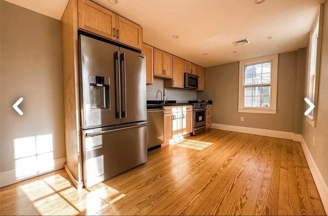 Building Photo - 393 Essex St