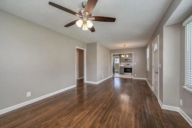 Photo - 1985 Carloss Dr