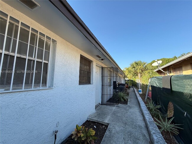 Building Photo - 817 5th St Unit 4