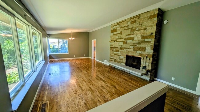 Photo - 704 N 163rd St