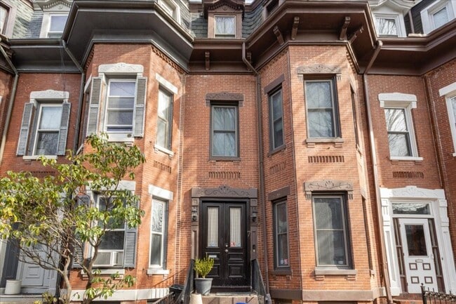 Photo - 2Br/1.5Bth in a convenient location! Laundry iN UNIT! NO BROKER FEE!