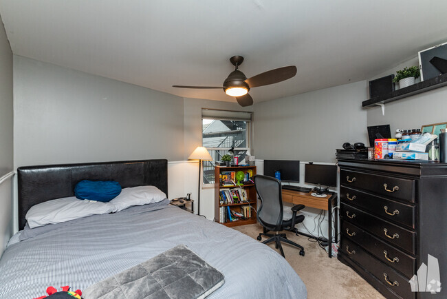 Building Photo - 2849 N Southport Ave Unit b Rental
