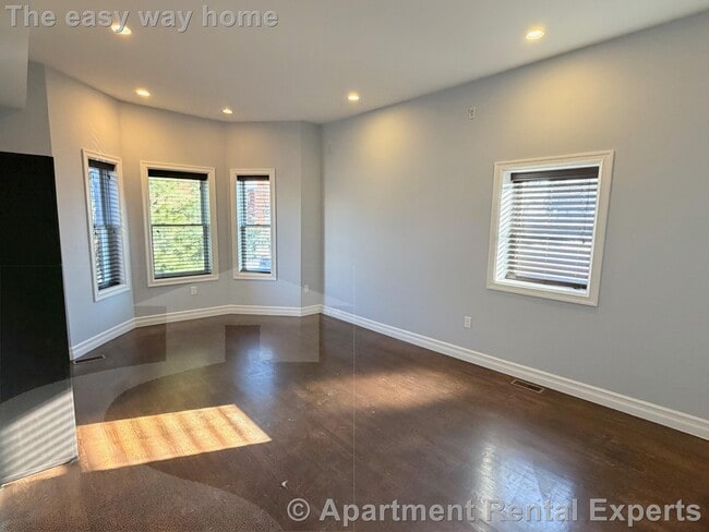 Photo - 8 Cross St E Unit #1