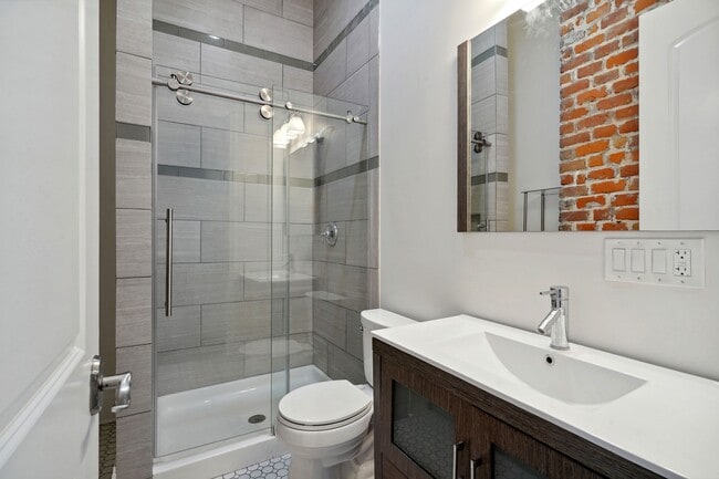 Photo - 2922 Banks St