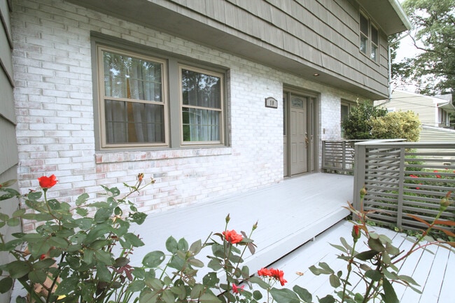 Building Photo - 10 Lundy Ln Rental