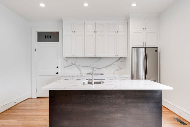 Building Photo - 2025 Monument Ave Unit 103