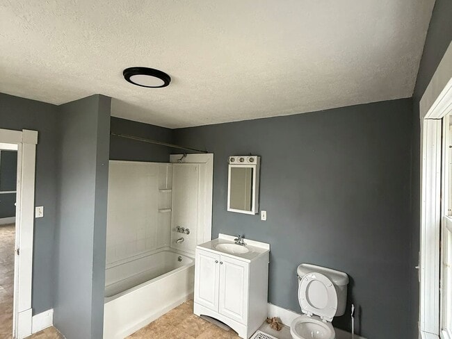 Photo - 283 Abbe Rd N