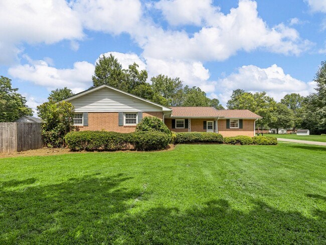 Photo - Spacious 2 bedroom 1.5 bathroom home in th...