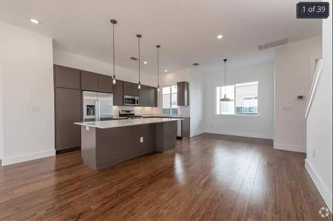 Building Photo - 1801 E 2nd St Unit 8 Rental