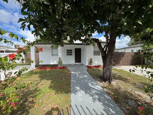 Photo - 2381 153 St