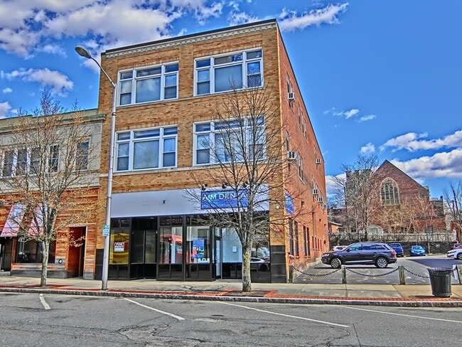 Building Photo - 25 High St Unit 204