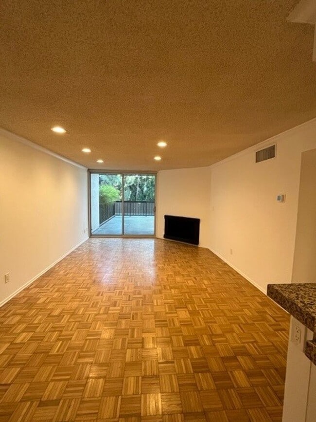 Photo - White Property Unidad West Hollywood Condo