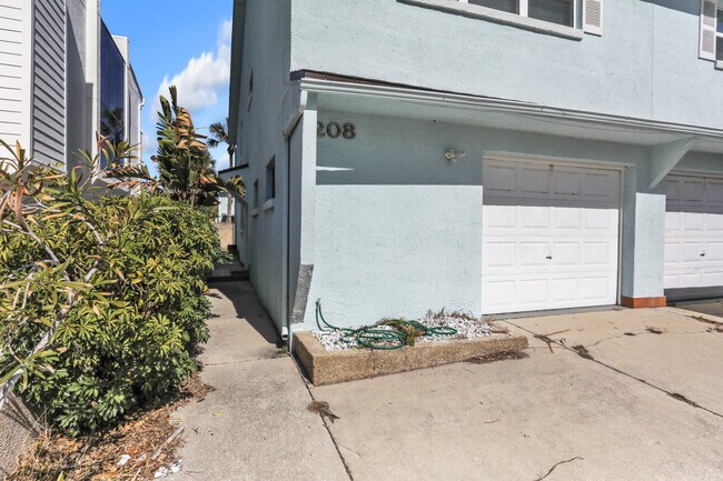 Photo - 208 Hopkins St