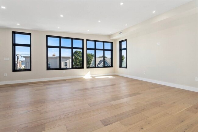 Photo - 57 Bellingham Ave Unidad 2