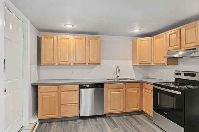 Photo - Farrah Apartments: Leasing Specials! 1 & 2...