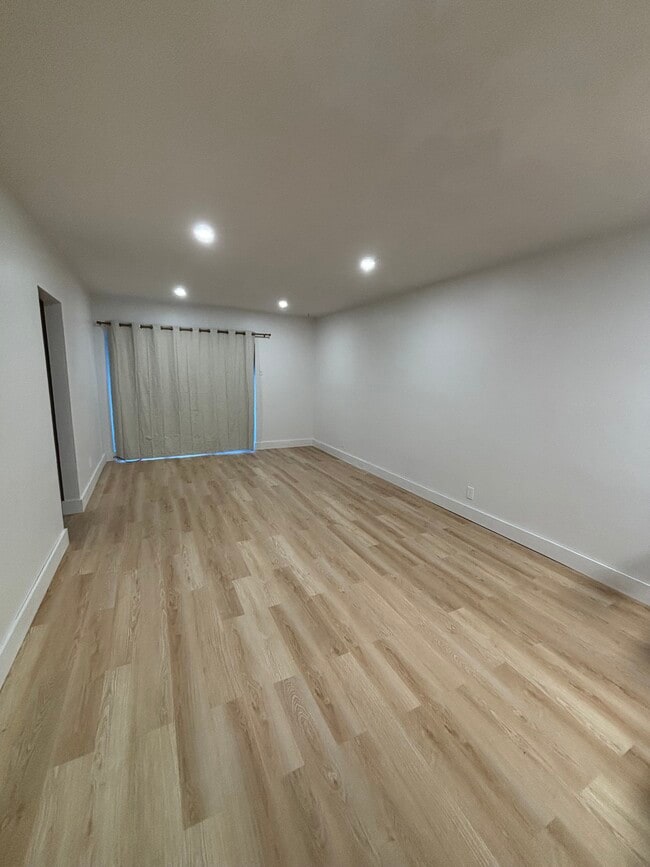 Sala de estar luminosa y abierta - 6580 Santona St Unidad A11