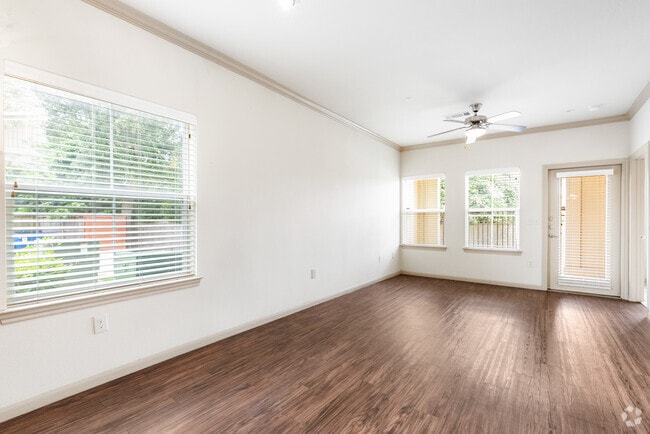 1BR, 1BA - 773SF - Living Room