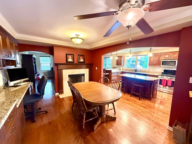 Photo - 902 Stratford Ln