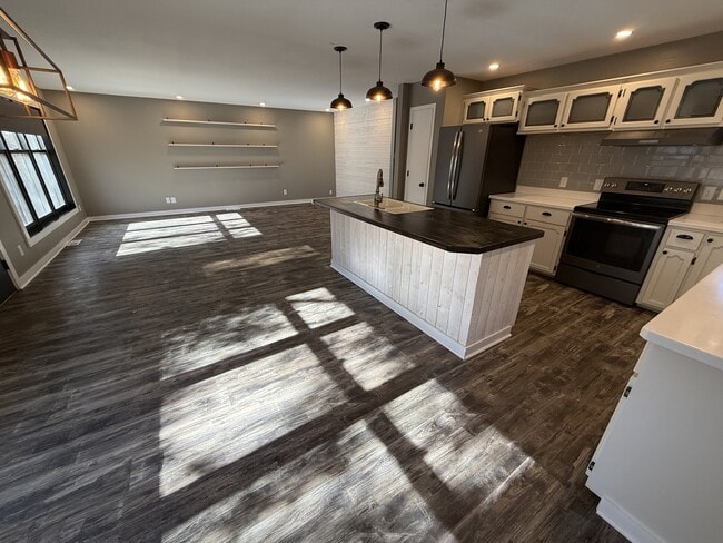 Photo - 2004 1st Ave S