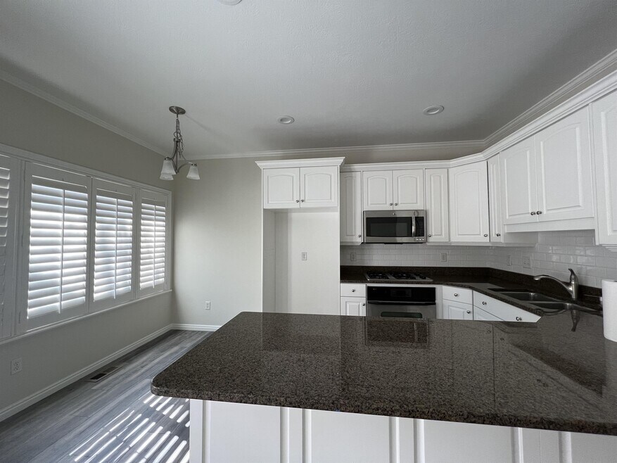 202 E White Spruce Cv