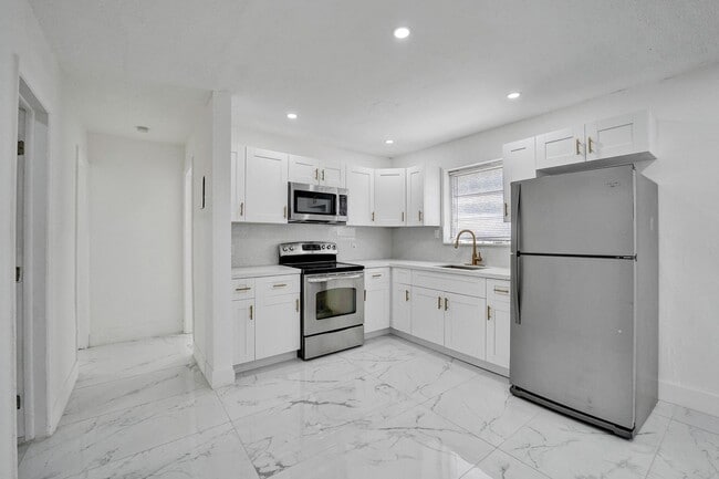 Photo - DANIA POINTE APTS