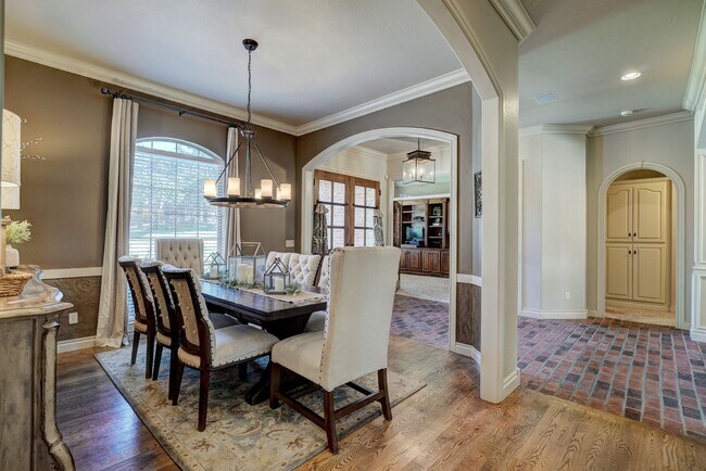 Photo - Luxury 5 Bedroom Home in Fairfax Estates, next to public golf course - Safe Room- Memorial High- ...