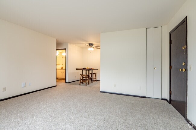 1BR, 1BA - 695SF - Living Room